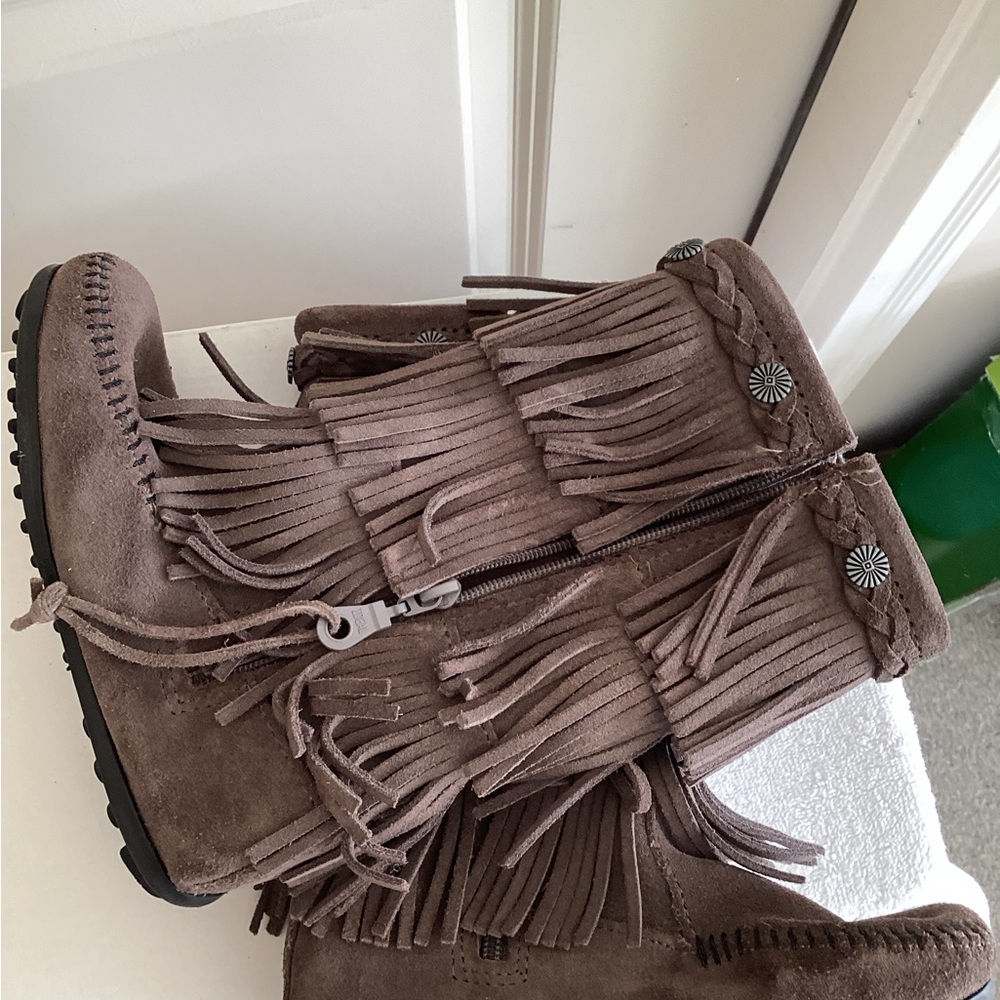 NEW Minnetonka Kids Three Layer Fringe Boots Side Zip Size 13